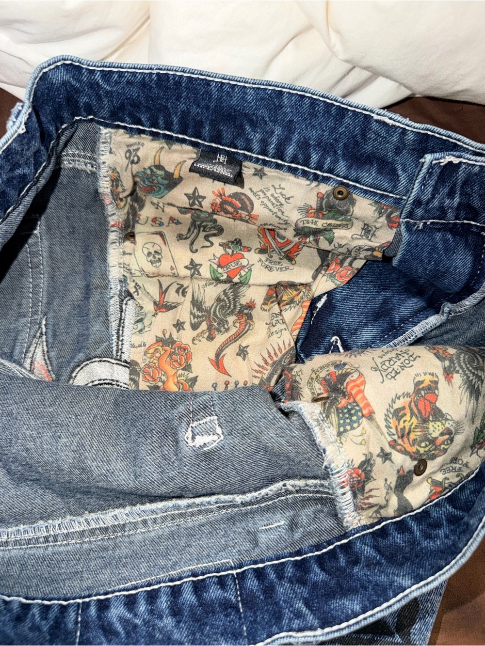 Ed Hardy Embroidered Wolf Top Hat Denim Jorts Size 32 Y2K Tattoo Print Shorts - Picture 6 of 8